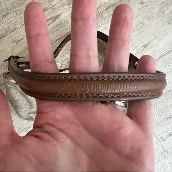 Authentic Fossil Women's Cowhide Leather Shoulder Bag w/Key Hobo Style EUC! - Picture 14 of 16